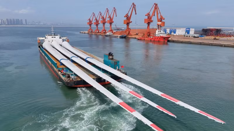 Vận chuyển cánh quạt điện gió trên biển ở Cảng Sơn Đông, Trung Quốc. (Ảnh: Tân Hoa xã)