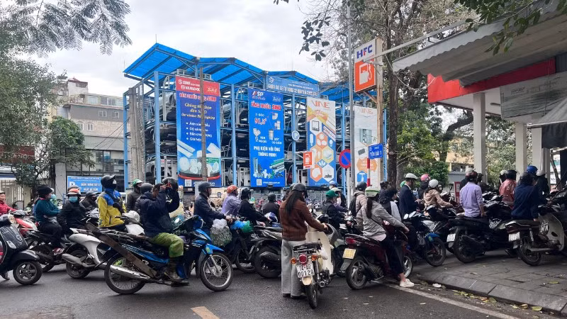 Giá xăng tăng ảnh hưởng không nhỏ tới nhu cầu đi lại của người dân.