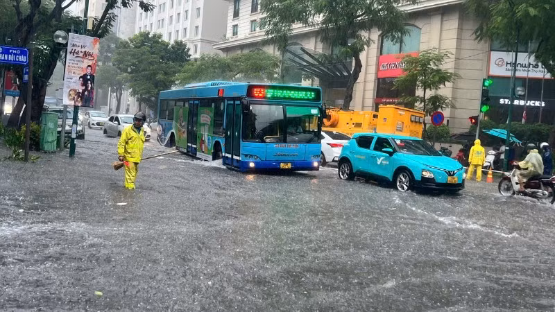 Xí nghiệp Thoát nước số 1 ứng trực trên phố Phan Bội Châu.
