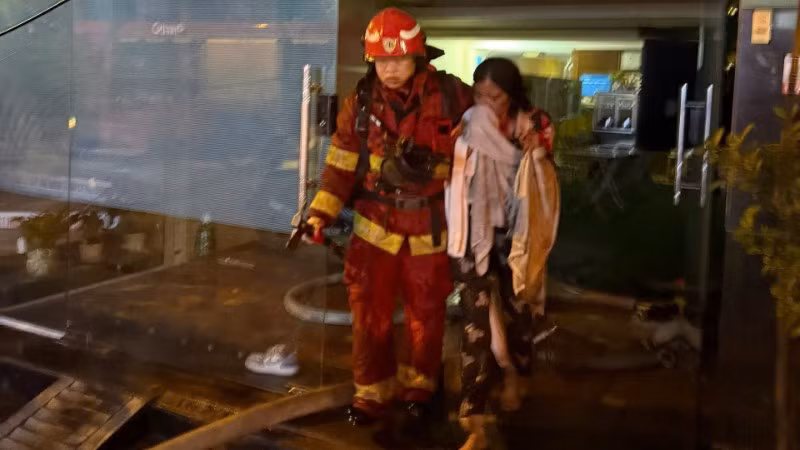 Nạn nhân mắc kẹt trong vụ cháy được lực lượng chức năng giải cứu kịp thời.