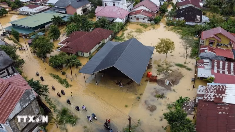 Khu vực bị ngập lụt tại tỉnh Aceh, Indonesia ngày 27/11/2025. (Ảnh: THX/TTXVN)