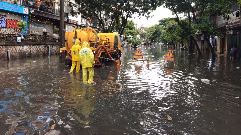 Rạng sáng 25/7, trên địa bàn Thủ đô có mưa trên diện rộng, xuất hiện nhiều điểm dềnh nước. (Ảnh: Công ty TNHH MTV Thoát nước Hà Nội cung cấp)