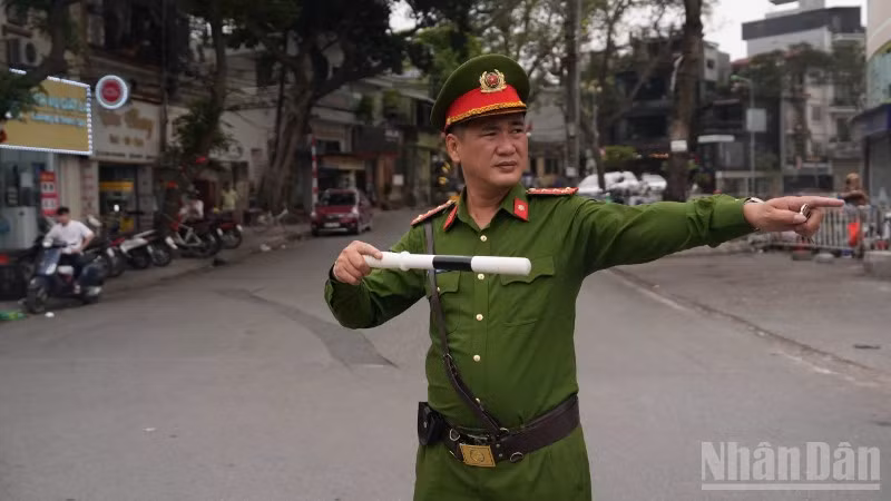 Lực lượng chức năng có mặt từ sáng sớm, hướng dẫn người dân di chuyển theo các tuyến thay thế. (Ảnh: HỒNG QUÂN)