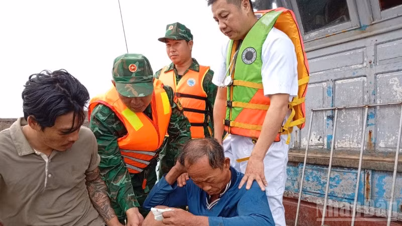 Ông Trần Thanh Hồ đang được lực lượng cứu nạn đưa về đất liền để kịp thời điều trị.