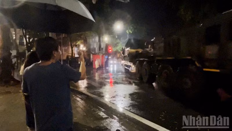 Nhiều người dân Hà Nội đội mưa đón dàn khí tài tập kết về trung tâm Hà Nội chuẩn bị cho lễ diễu binh, diễu hành. (Ảnh: LÊ ĐỨC)