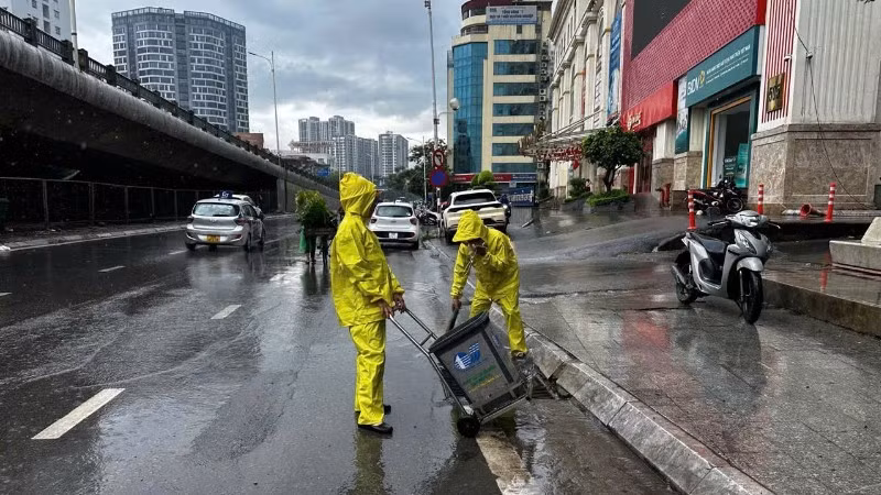Lực lượng và phương tiện của Công ty TNHH Một thành viên Thoát nước Hà Nội ứng trực 24/24 giờ tại các điểm trọng yếu để ứng phó bão số 1. 