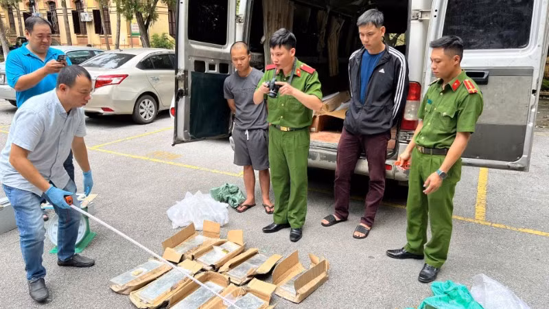 Lực lượng công an kiểm tra tang vật thu giữ.