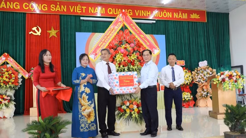 Phó Thủ tướng Bùi Thanh Sơn tặng quà cho khu dân cư Hương Trầm.