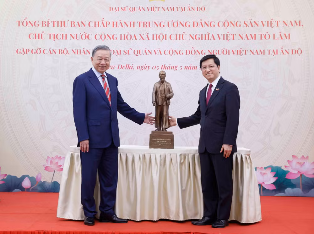 vna-potal-tong-bi-thu-chu-tich-nuoc-to-lam-gap-go-can-bo-nhan-vien-dai-su-quan-va-cong-dong-nguoi-viet-nam-tai-an-do-8742753.jpg