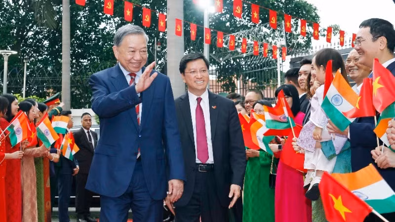 Tổng Bí thư, Chủ tịch nước Tô Lâm gặp gỡ cán bộ, nhân viên Đại sứ quán và cộng đồng người Việt Nam tại Ấn Độ. (Ảnh: Thống Nhất/TTXVN)