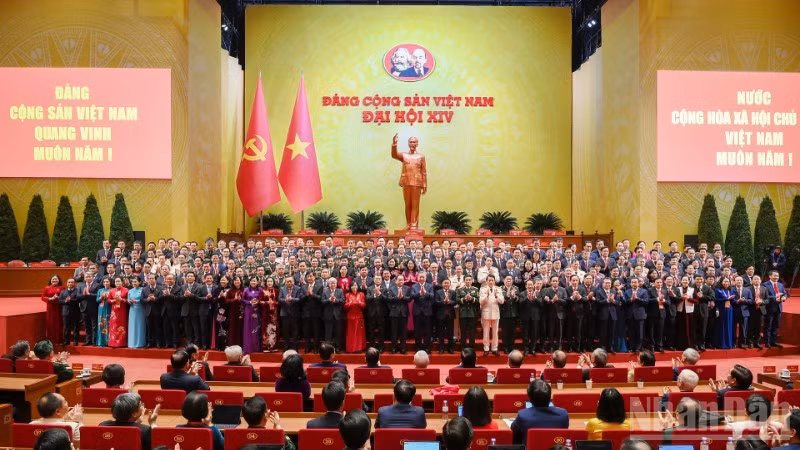 Ban Chấp hành Trung ương khóa XIV ra mắt Đại hội.