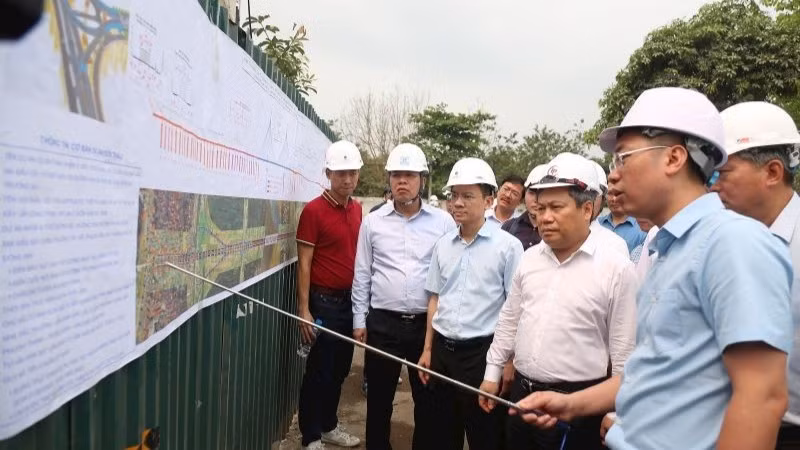 Chủ tịch Ủy ban nhân dân thành phố Hà Nội Vũ Đại Thắng kiểm tra công tác giải phóng mặt bằng, bố trí tạm cư và tiến độ triển khai hai dự án trọng điểm là cầu Trần Hưng Đạo và cầu Tứ Liên. (Ảnh: Phạm Công)