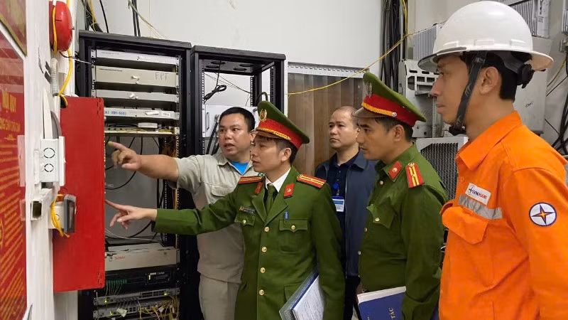 Lực lượng cảnh sát phòng cháy, chữa cháy và cứu nạn, cứu hộ kiểm tra thiết bị điện tại điểm bầu cử. 
