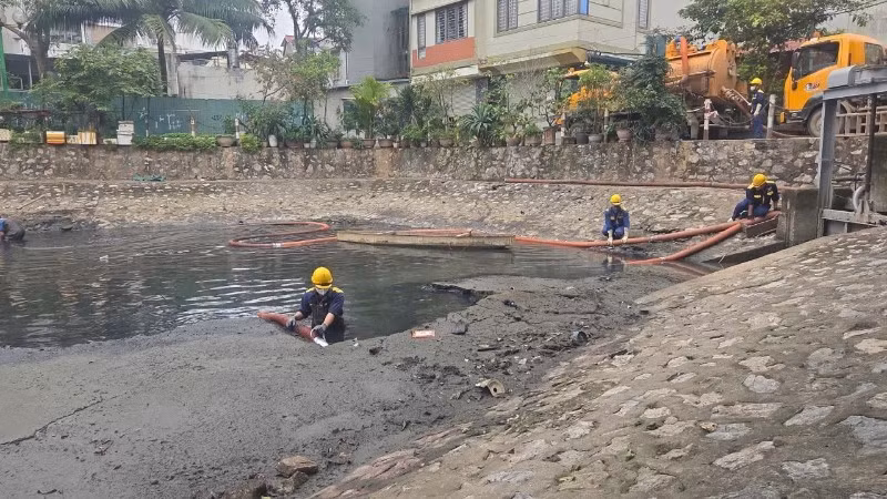Công tác kiểm tra, nạo vét, bảo đảm hệ thống thoát nước trên địa bàn Thủ đô Hà Nội được triển khai đồng bộ.