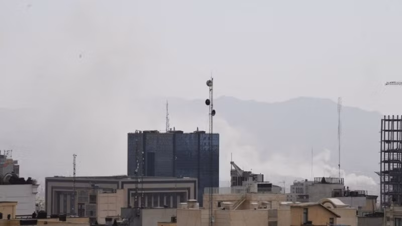 Khói bốc lên từ thủ đô Tehran, Iran sau cuộc oanh kích của Israel ngày 28/2/2026. (Ảnh: THX/TTXVN)