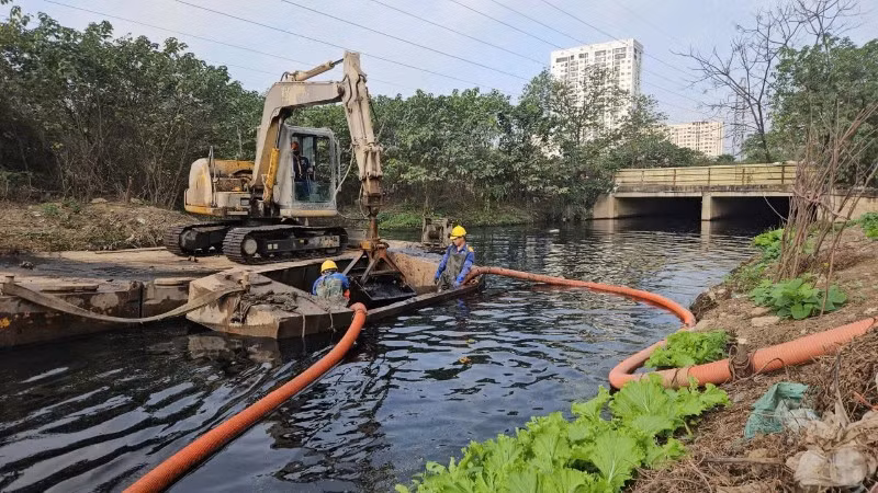 Khi người người, nhà nhà hân hoan đón Tết, những cán bộ công nhân thoát nước vẫn miệt mài cống hiến vì một Thủ đô luôn xanh-sạch-đẹp.