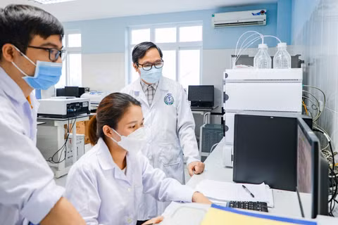 Hoạt động nghiên cứu tại phòng thí nghiệm Trường đại học Y Dược, Đại học Quốc gia Hà Nội. (Ảnh: DIỆP NGỌC)