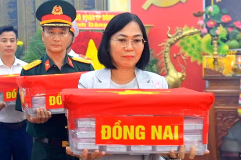 Đồng chí Nguyễn Thị Hoàng, Phó Chủ tịch Ủy ban nhân dân thành phố, Trưởng Ban Chỉ đạo tìm kiếm, quy tập và xác định danh tính hài cốt liệt sĩ thành phố Đồng Nai cùng đại biểu trang trọng bàn giao các mẫu phẩm để giám định ADN. (Ảnh: VĂN CHUNG)