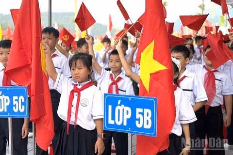 Học sinh Trường nội trú tiểu học-trung học cơ sở Sam Mứn trong ngày khai giảng năm học mới. (Ảnh: LÊ LAN)