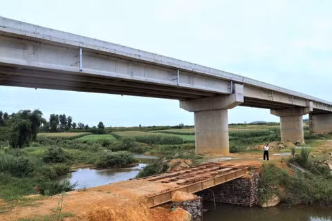 Dự án Cầu Mô Vĩnh nối hai xã Kim Bảng và Hoa Quân (Nghệ An) "đắp chiếu" gần một năm nay. (Ảnh TTH)