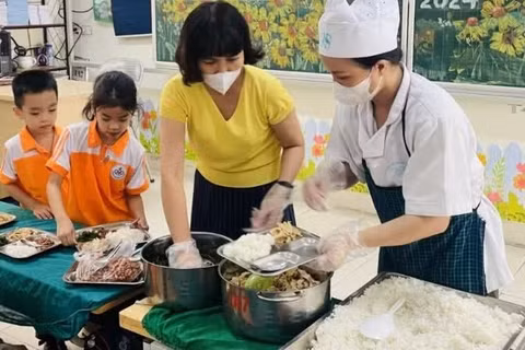 Chia suất ăn bán trú cho học sinh tại trường Tiểu học Văn Yên (Hà Nội). (Ảnh: NGUYÊN TRANG)