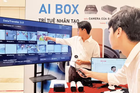 Giới thiệu các sản phẩm ứng dụng trí tuệ nhân tạo tại Ngày hội Trí tuệ nhân tạo Việt Nam năm 2025. (Ảnh: HÀ LINH)