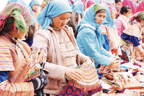 Sắc màu thổ cẩm rực rỡ ở chợ phiên Si Ma Cai (Lào Cai) là điểm nhấn thu hút khách du lịch. (Ảnh: THI PHONG)