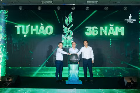Bí thư Đảng ủy, Chủ tịch Hội đồng quản trị Bùi Minh Tiến; Tổng Giám đốc Dương Trí Hội và Chủ tịch Công đoàn Trần Xuân Thành thực hiện nghi thức chúc mừng kỷ niệm 36 năm thành lập PV GAS. (Ảnh: PV GAS)