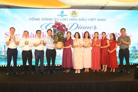 Ban Lãnh đạo Tổng công ty chúc mừng chị em phụ nữ BSR nhân ngày 20/10. (Nguồn ảnh: BSR)