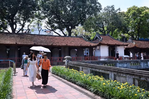 Du khách tham quan Di tích quốc gia đặc biệt Văn Miếu-Quốc Tử Giám (Hà Nội). (Ảnh: TRẦN HẢI)