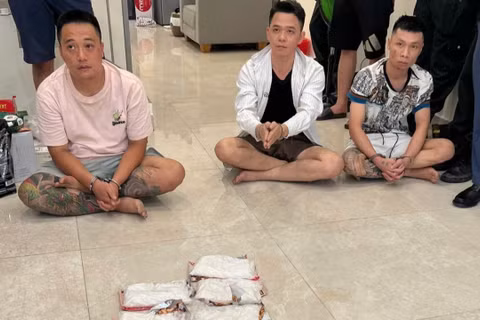 Các đối tượng và tang vật. (Ảnh: C04)