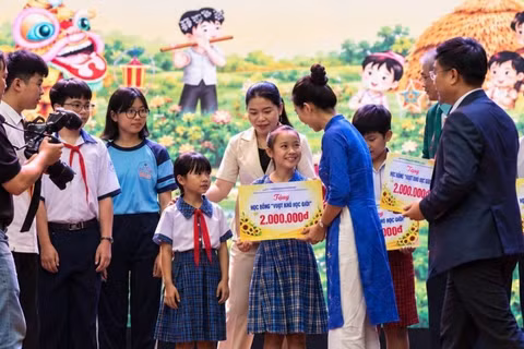 Những phần quà được các cô chú chăm chút để mang lại niềm vui cho các con. (Ảnh: THP)