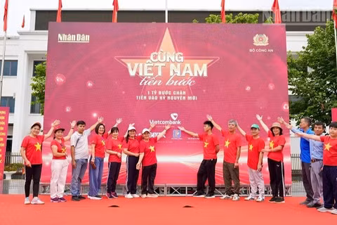 Nhân dân phường Điện Biên Phủ, tỉnh Điện Biên, háo hức chờ đón Chương trình đi bộ "Cùng Việt Nam tiến bước" năm 2026. (Ảnh: LÊ LAN)