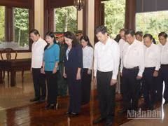 Đồng chí Võ Thị Ánh Xuân và các đại biểu mặc niệm tưởng nhớ Chủ tịch Tôn Đức Thắng. (Ảnh: Thanh Dũng)