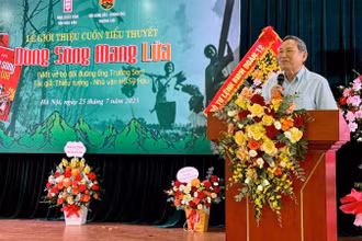 Trung tướng Phùng Khắc Đăng, nguyên Phó Chủ nhiệm Tổng cục Chính trị Quân đội nhân dân Việt Nam đã có những chia sẻ đầy xúc động về tác giả, tác phẩm.