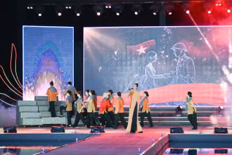 Hình ảnh trong Đêm thơ "Những câu thơ viết nên hình đất nước" diễn ra tại Đắk Lắk.