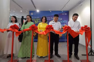 Lễ cắt băng khai mạc triển lãm ảnh và giới thiệu sách.