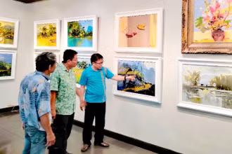 Họa sĩ Quỳnh Thơm (bên phải) trực tiếp chia sẻ về tác phẩm tại không gian triển lãm.