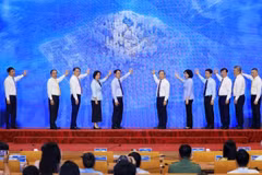 Lãnh đạo thành phố Hà Nội thực hiện nghi lễ khởi công các dự án, công trình trọng điểm. (Ảnh: VIẾT THÀNH)