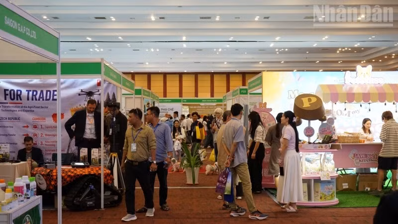 Khách tham quan các gian hàng tại sự kiện Cambodia Expo Series 2026. (Ảnh: ĐINH TRƯỜNG)