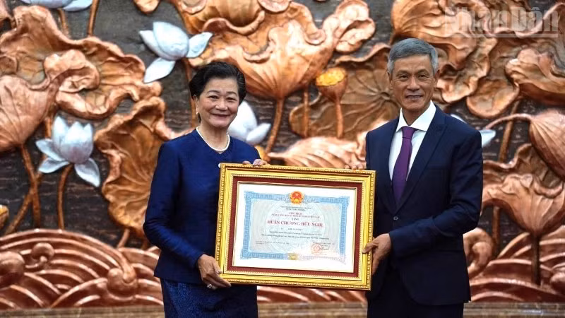 Đại sứ Nguyễn Minh Vũ (phải) trao Huân chương Hữu nghị tặng bà Chea Kimtha, nguyên Đại sứ Campuchia tại Việt Nam. (Ảnh: HUY VŨ)