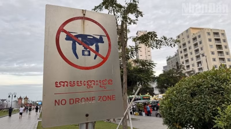 Một biển báo khu vực cấm máy bay không người lái ở trung tâm thủ đô Phnom Penh, Campuchia. (Ảnh: ĐINH TRƯỜNG)