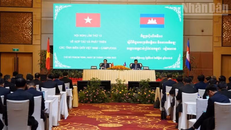 Hội nghị Hợp tác và phát triển các tỉnh biên giới Việt Nam-Campuchia lần thứ 13 được tổ chức tại Phnom Penh, Campuchia. (Ảnh: ĐINH TRƯỜNG)