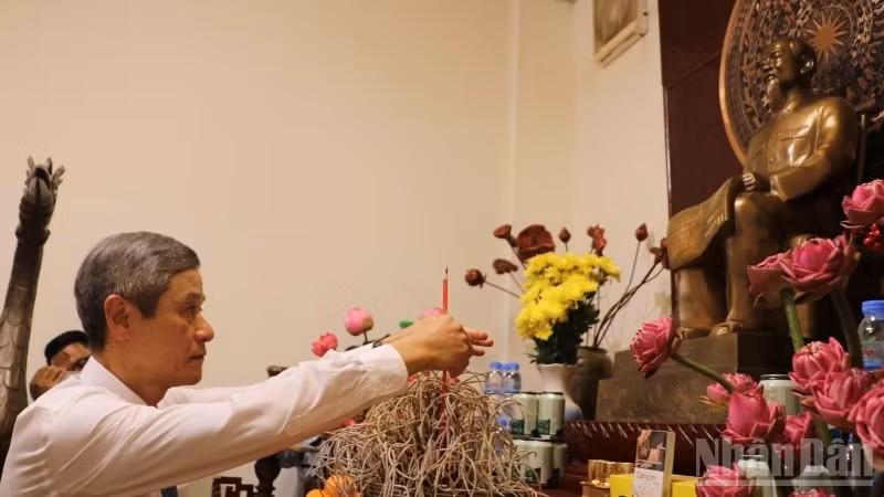 Bí thư Đảng ủy, Đại sứ Việt Nam tại Campuchia Nguyễn Minh Vũ thành kính dâng hương tưởng nhớ Chủ tịch Hồ Chí Minh. (Ảnh: HUY VŨ)