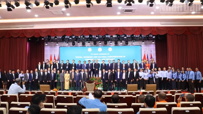 Hội thảo thu hút đông đảo các đại biểu là các nhà hoạch định chính sách, nhà nghiên cứu khoa học xã hội. (Ảnh: ĐINH TRƯỜNG)