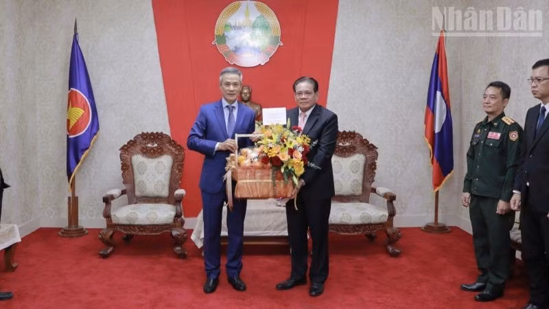Đại sứ Nguyễn Minh Vũ (trái) chúc mừng Đại sứ Lào Buakeo Phumvongsay nhân kỷ niệm 50 năm Quốc khánh Lào. (Ảnh: Đại sứ quán Việt Nam tại Campuchia)