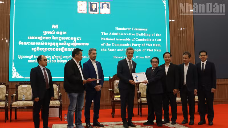 Đại sứ Việt Nam tại Campuchia Nguyễn Minh Vũ (thứ tư từ trái sang) thực hiện nghi thức bàn giao công trình tòa nhà hành chính mới của Quốc hội Campuchia do Việt Nam tài trợ.