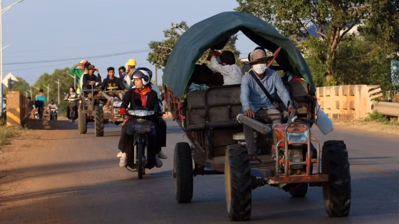 Người dân Campuchia sơ tán tránh xung đột ngày 8/12/2025. (Ảnh: Bộ Thông tin Campuchia)
