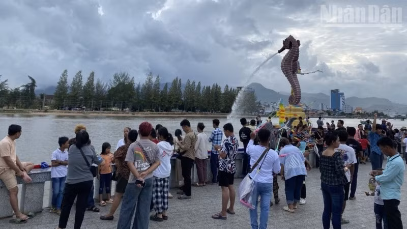 Người dân tận hưởng kỳ nghỉ lễ tại khu vực dọc bờ sông ở trung tâm Kampot, thủ phủ của tỉnh lỵ cùng tên, cách Thủ đô Phnom Penh khoảng 150km về phía tây nam. (Ảnh: ĐINH TRƯỜNG)