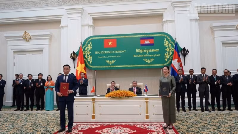 Thủ tướng Lê Minh Hưng và Thủ tướng Campuchia Hun Manet chứng kiến các bộ, ngành, cơ quan của hai nước trao các văn kiện hợp tác. (Ảnh: ĐINH TRƯỜNG)
